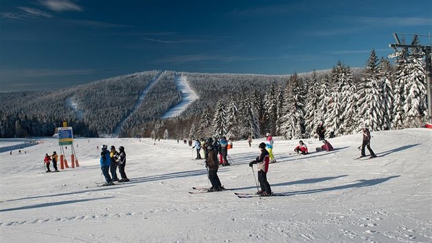 Pohled na sjezdask arel Hochficht smrem k hranici