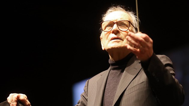 Ennio Morricone dirigoval v O2 aren (12. nora 2015).