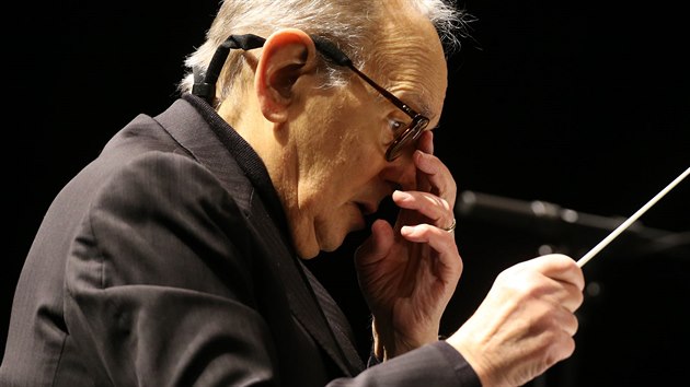 Ennio Morricone dirigoval v O2 aren (12. nora 2015).