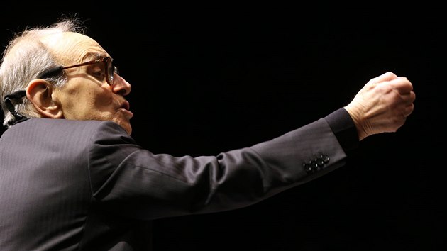 Ennio Morricone dirigoval v O2 aren (12. nora 2015).