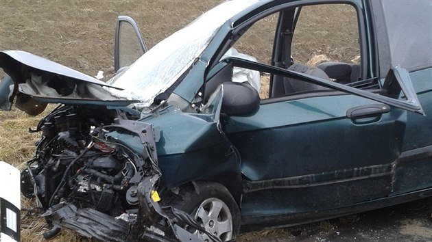 Mezi Hradcem Krlov a Vysokou nad Labem se eln stetly vozy Hyundai a Ford Fiesta, jeho sedmadvacetilet idi na mst zemel. Ford skonil v behu (10.2.2015).