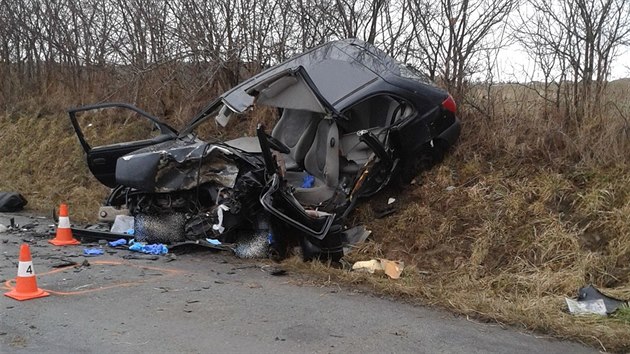 Mezi Hradcem Krlov a Vysokou nad Labem se eln stetly vozy Hyundai a Ford Fiesta, jeho sedmadvacetilet idi na mst zemel. Ford skonil v behu (10.2.2015).