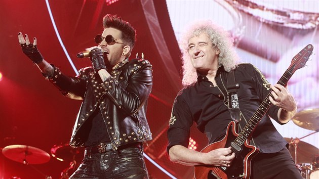 Zpvk Adam Lambert a kytarista Brian May na koncert, kter Queen odehrli 17. nora 2015 v prask O2 arn.