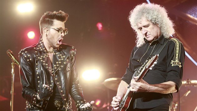 Zpvk Adam Lambert a kytarista Brian May na koncert, kter Queen odehrli 17. nora 2015 v prask O2 arn.