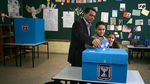 Arabsk rodina odevzdv hlas ve volbch do izraelskho parlamentu (Izrael, 22. ledna 2013).