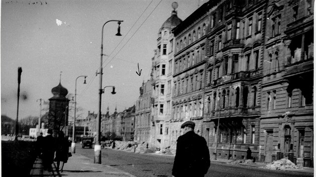 Dm p. 1981 (oznaen ipkou) na rohu Ranova nbe a Resslovy ulice na Novm Mst vyhoel, demolice trosek byla dokonena a v roce 1960. Proluka zde zstala do 90. let, kdy byl postaven proslul Tanc dm s vemi nazvanmi Ginger a Fred podle nvrhu architekt Vlada Milunie a Franka O. Gehryho.