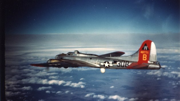 Americk bombardr typu B-17G (sriov slo 44-8771, imatrikulace 3O-B), kter byl vedoucm letounem 603. bombardovac perut (ovem patil k601. bombardovac peruti) 398. bombardovac skupiny, je zachycen pravdpodobn pi nvratu z nletu na Prahu 14. nora 1945. Msto spodn steleck ve nesl pod trupem radar.