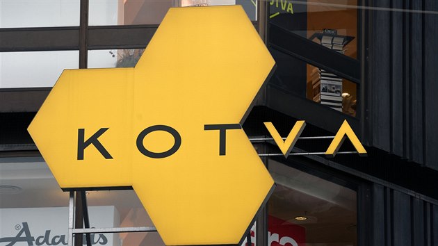 Souasn logo Kotvy je umstno nad hlavnm vchodem do budovy.