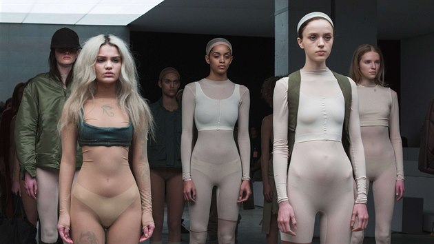 Modely, kter navrhl Kanye West ve spoluprci s firmou Adidas (New York, 12. nora 2015)