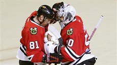 Za vítzství Chicaga se vzájemn chválí Marian Hossa a branká Corey Crawford.