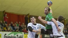 Matěj Šustáček ze Zubří bojuje s obranou Frýdku-Místku. Matěj Šustáček ze Zubří bojuje s obranou Frýdku-Místku.