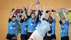 Hranický házenkář Jaroslav Zemánek se snaží prostřelit plzeňskou hradbu. Hranický házenkář Jaroslav Zemánek se snaží prostřelit plzeňskou hradbu.