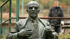 Socha Lenina je uskladněna v areálu Lázeňských lesů v Březové. Socha Lenina je uskladněna v areálu Lázeňských lesů v Březové.