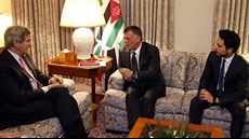 Americký ministr zahranií John Kerry (vlevo) jednal s jordánským králem...