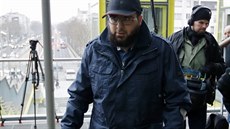 El Makhoukhi, který je podezelý z lenství v Sharia4Belgium, dorazil k soudu v...