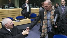 ecký ministr financí Janis Varufakis (vpravo) se zdraví s nmeckým protjkem...
