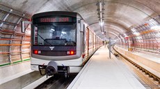První souprava v rámci zkuebního provozu projela tymi novými stanicemi metra...
