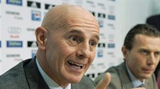 NEŠŤASTNÝ VÝROK. Italský trenér Arrigo Sacchi si postěžoval na vysoký počet... NEŠŤASTNÝ VÝROK. Italský trenér Arrigo Sacchi si postěžoval na vysoký počet...
