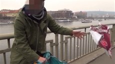 Mladík strážníkům vyhrožoval, pak po nich začal házet zbylé plakáty (14.2.2015) Mladík strážníkům vyhrožoval, pak po nich začal házet zbylé plakáty (14.2.2015)
