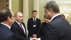 Rukou si potásl i Vladimir Putin a Petro Poroenko (11. února 2015)