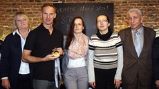 Eva Michaláková s rodinou a norskou právnikou Venil Thiisovou spolu s...
