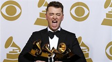 HUDEBNÍ HVZDA. Zpvák Sam Smith pózuje se tymi cenami Grammy. Stal se...