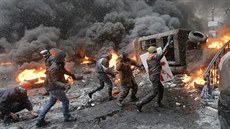 Ukrajinští demonstranti při bojích na kijevském Majdanu. (únor 2014) Ukrajinští demonstranti při bojích na kijevském Majdanu. (únor 2014)