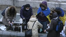 Ukrajinky pipravují molotovovy koktejly pro demonstranty na kyjevském námstí...