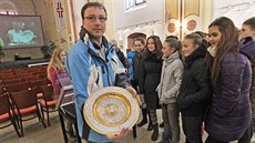 Petřin bratr Libor Kvita se zmenšeninou wimbledonské trofeje, která vítězkám... Petřin bratr Libor Kvita se zmenšeninou wimbledonské trofeje, která vítězkám...