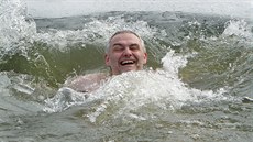 Šéf novojičínských strážníků Jiří Klein v nádrži Čerťák, voda měla pár stupňů... Šéf novojičínských strážníků Jiří Klein v nádrži Čerťák, voda měla pár stupňů...