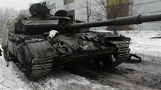 Ukrajinský tank T-64BV zasáhla podkaliberní stela do elního pancíe korby....