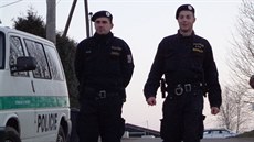 Hlídkující policisté u skladu firmy Multiagro ve Slatin.