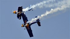 Stet dvou eských leteckých akrobat v Bengalúru na jihu Indie bhem letecké...