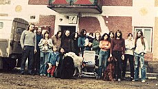Vlasaté osazenstvo jednoho z undergroundových „baráků“ Vlasaté osazenstvo jednoho z undergroundových „baráků“