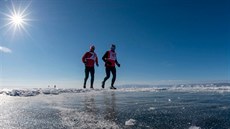 Při běhání po ledu a sněhu je třeba dbát opatrnosti a doplnit si potřebné... Při běhání po ledu a sněhu je třeba dbát opatrnosti a doplnit si potřebné...