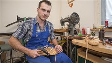 Jakub Kopecký dělá například kožené doplňky k lidovým krojům. Jakub Kopecký dělá například kožené doplňky k lidovým krojům.
