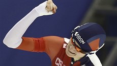 Martina Sáblíková se raduje z dalí zlaté medaile, tentokrát ze závodu na 5000...