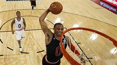 Russell Westbrook z Oklahomy dává v dresu Týmu Západní konference jeden z košů... Russell Westbrook z Oklahomy dává v dresu Týmu Západní konference jeden z košů...