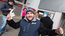 A MÁM JE! Jeden z fanoušků českobudějovických hokejistů se chlubí vstupenkami... A MÁM JE! Jeden z fanoušků českobudějovických hokejistů se chlubí vstupenkami...