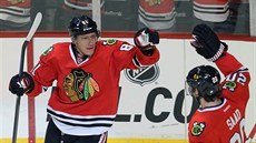 Marián Hossa (vlevo) a Brandon Saad se radují z gólu Chicaga.