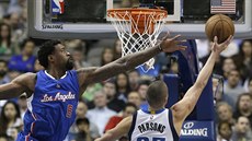 DeAndre Jordan (vlevo) z LA Clippers se pokouí zastavit Chandlera Parsonse z...