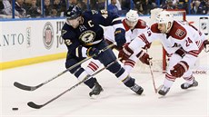 David Backes (vlevo) ze St. Louis elí obranému tlaku Zbyka Michálka (4) a...