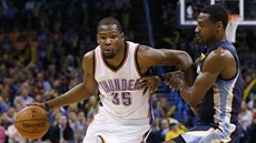 Kevin Durant (vlevo) z Oklahoma City uniká Tonymu Allenovi z Memphisu. Kevin Durant (vlevo) z Oklahoma City uniká Tonymu Allenovi z Memphisu.