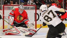 Chicagský gólman Corey Crawford elí stele Sidneyho Crosbyho z Pittsburghu.