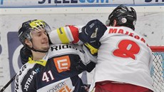 Vítkovický hokejista Petr Strapáč (vlevo) v souboji s olomouckým Ivanem... Vítkovický hokejista Petr Strapáč (vlevo) v souboji s olomouckým Ivanem...