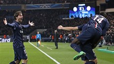 Fotbalisté Paris St. Germain oslavují stelce Edinsona Cavaniho.