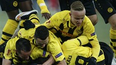 fotbalisté z Young Boys Bern oslavují Guillauma Hoaraua (vpravo dole) za gól...