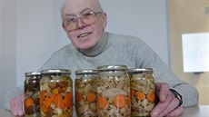 Mykolog Josef Sedláček se svými nakládanými houbami. Mykolog Josef Sedláček se svými nakládanými houbami.