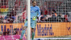 ACH, TEN NEŠŤASTNÍK. Jaroslav Drobný z Hamburku lovil v utkání s Bayernem... ACH, TEN NEŠŤASTNÍK. Jaroslav Drobný z Hamburku lovil v utkání s Bayernem...