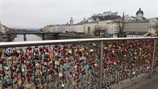 Mozartv Salcburk má stejný problém jako vechna krásná msta  z jeho mostu...